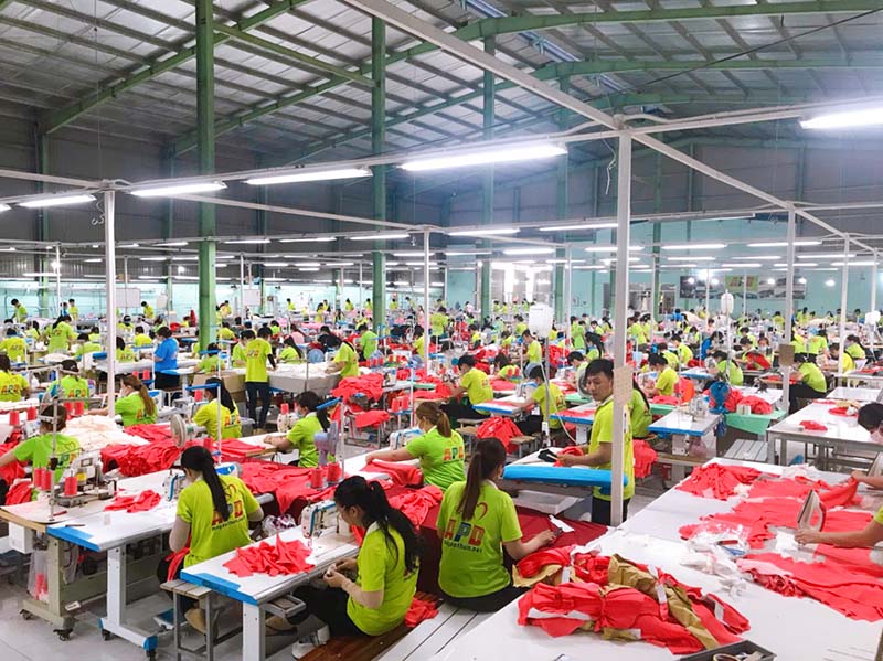 công nhân may nhiều năm về mẫu áo gió và áo đồng phục giá tốt nhất