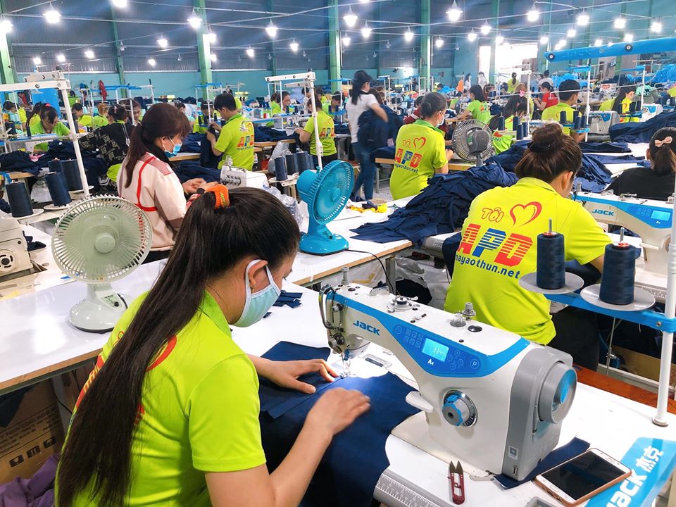 Công nhân có tay nghề may áo gió tại apd trên 10 năm