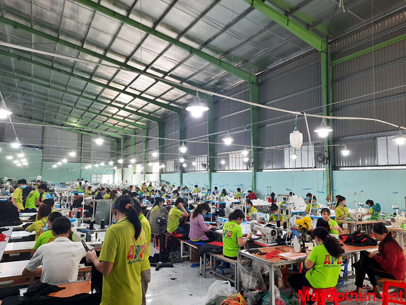 công nhân may áo thun đồng phục giá gốc