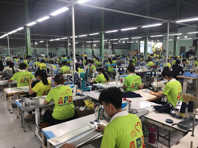 Công nhân may áo gió gojek, áo gió quà tặng