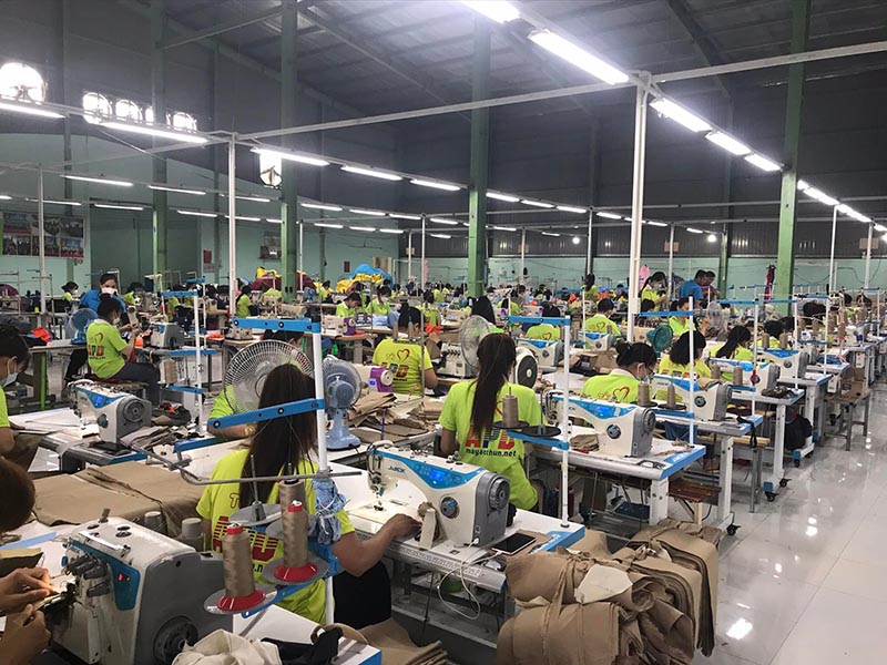lao động có nhiều năm kinh nghiệm may áo gió