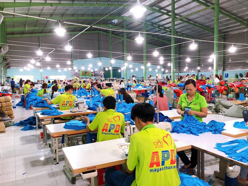 Công nhân may ao gio tại xưởng may apd có tay nghề nhiều năm 