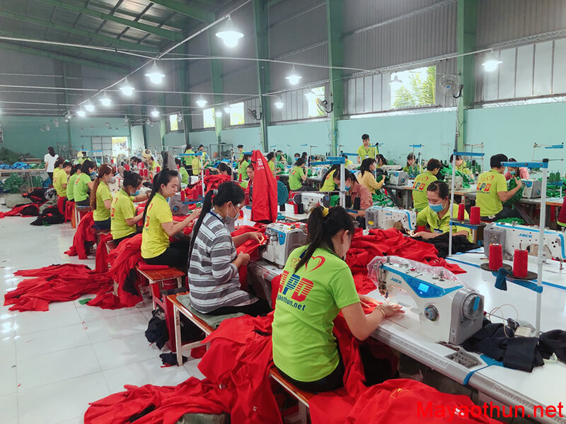 Nhà xưởng may áo gió và may áo khoác gió in chuyển nhiệt