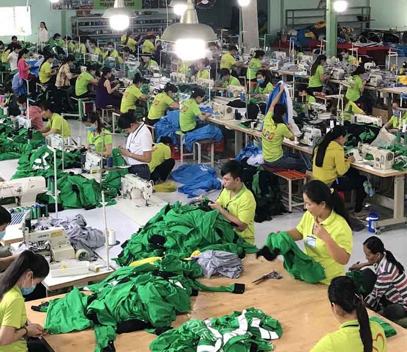 công nhân may áo gió