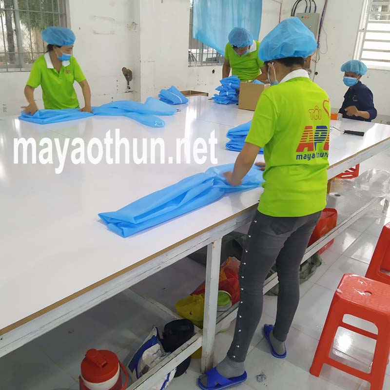 Công nhân may tại Mỹ An Đồng Tháp may áo gió và ủi đống gói 