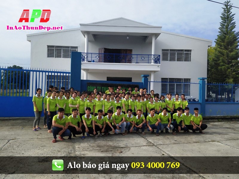 Công nhân may áo gió tại xưởng APD Đồng Tháp