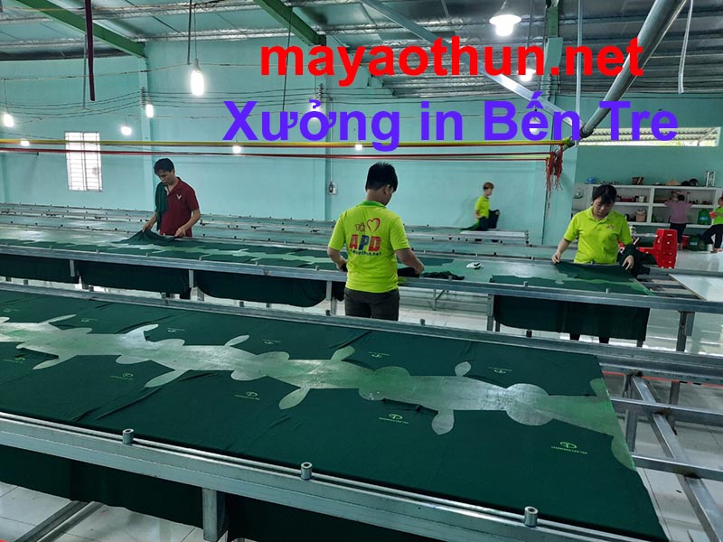 Tuyên thợ in lụa để may ao gió