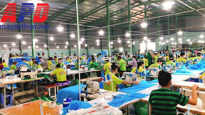 Công nhân may mẫu và thiết kế mẫu